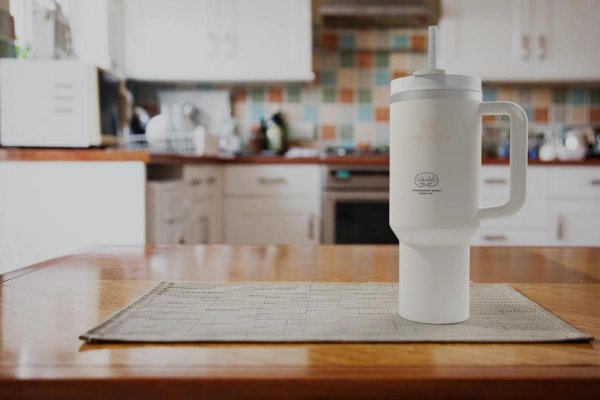 Zoom bild av Quencher H2.0 1 200 ml mugg, white